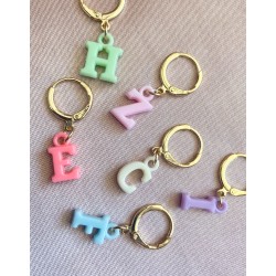 Arete inicial plastico colores (1 pieza)