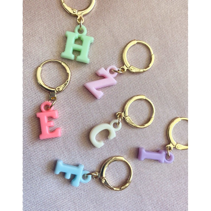 Arete inicial plastico colores (1 pieza)