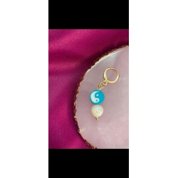 Arete ying yang con perla (color al azar, 1 pieza)