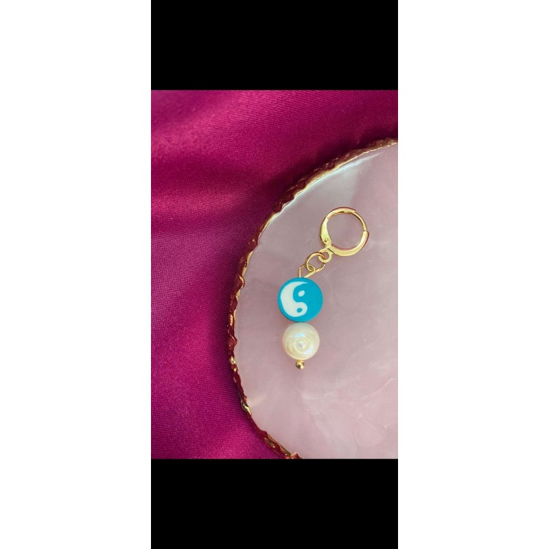 Arete ying yang con perla (color al azar, 1 pieza)